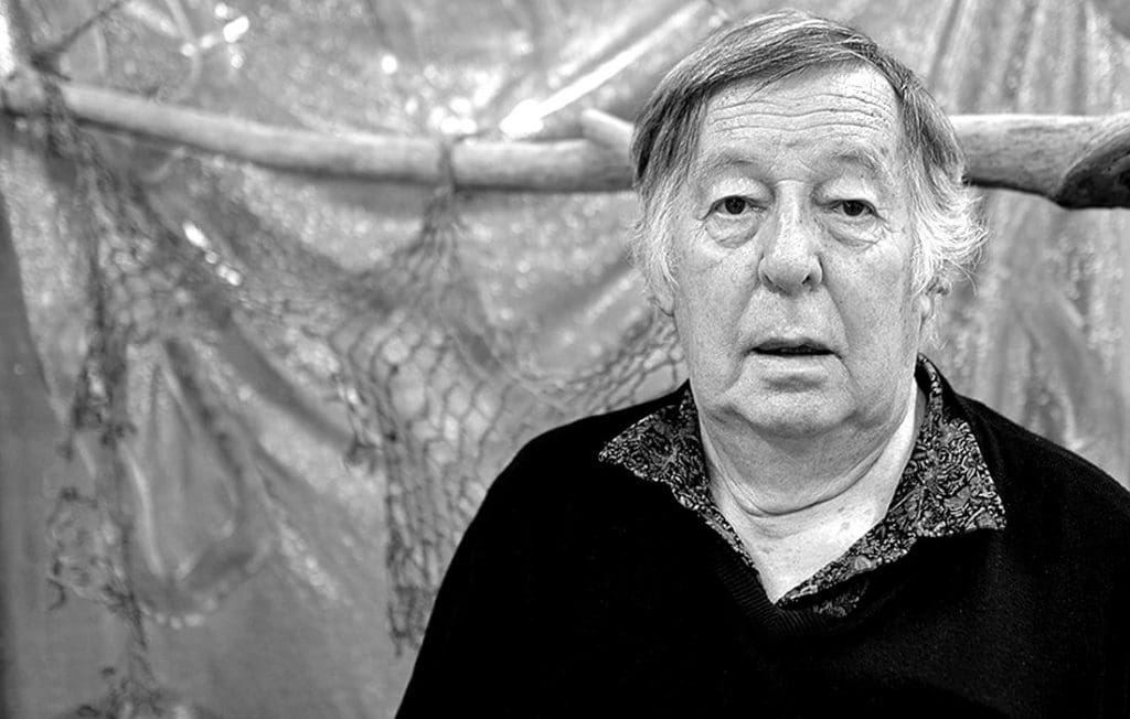 ART COMPASS - Courtesy of kajetan Berlin - Portrait Claude Viallat-dans-son-atelier