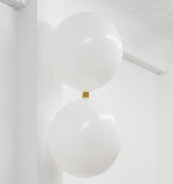 Carla Guagliardi | Gaspar | 2007/2008 | Zwei weiße Latexballons, Luft, Heliumgas und Zeit | Two white balloons of latex, air, helium gas and time | ca. 75 x 75 x 160 cm | Courtesy Carla Guagliardi & kajetan Berlin | Photo: Marcus Schneider