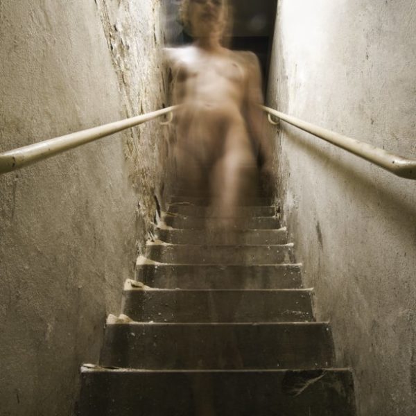 Carina Linge - Akt, die Treppe herabsteigend, 2016