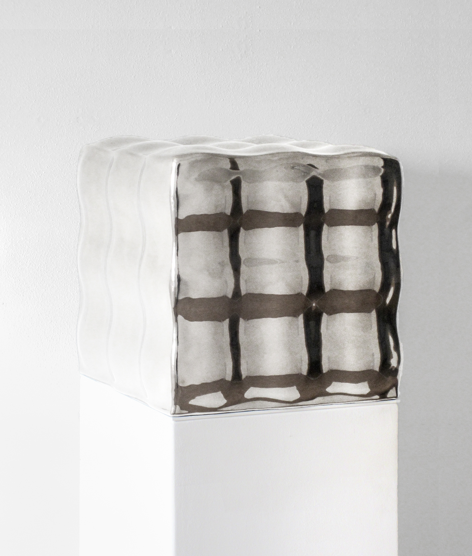OTTO SCHERER_kleiner_wellenwuerfel_keramik_platin_30x30x30cm_2022_druck OTTO SCHERER - Kleiner Wellenwürfel - Image 1