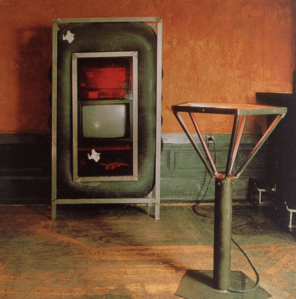 ART COMPASS - CSR ART - Reinhard Mueller – Chambre a air shelf Detail