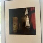 Le rideau rouge et l’armoire verte