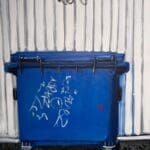 ART COMPASS - Jonas Hoedicke - Blaue Muelltonne - 80 x 65 cm