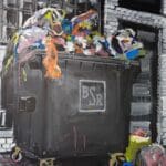 ART COMPASS - Jonas Hoedicke - Tonne mit buntem Muell - 100 x 80 cm